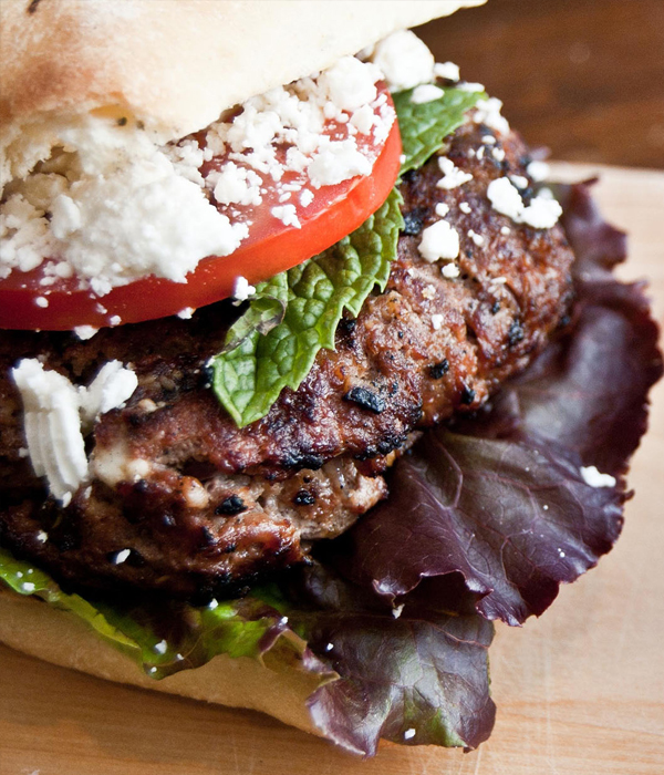 Hamburgers méditerranée met pitabroodjes